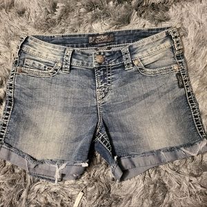 Silver Jeans McKensie Denim  Short in sz 30 Side Stitched Cuff
